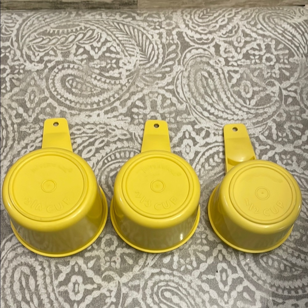 Tupperware‎ Yellow Measuring Cups Set - Picture 2 of 5